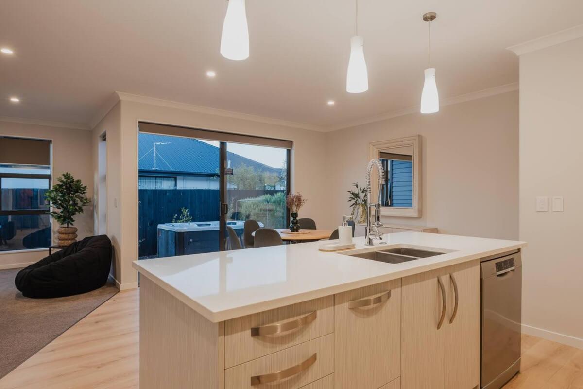 Elegant 3Br Home On Mustang Avenue Christchurch Eksteriør bilde