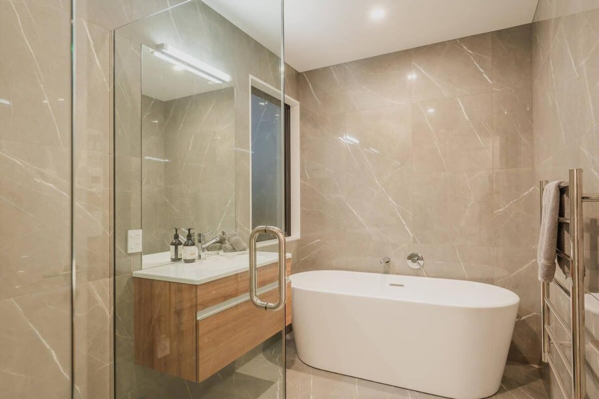 Elegant 3Br Home On Mustang Avenue Christchurch Eksteriør bilde