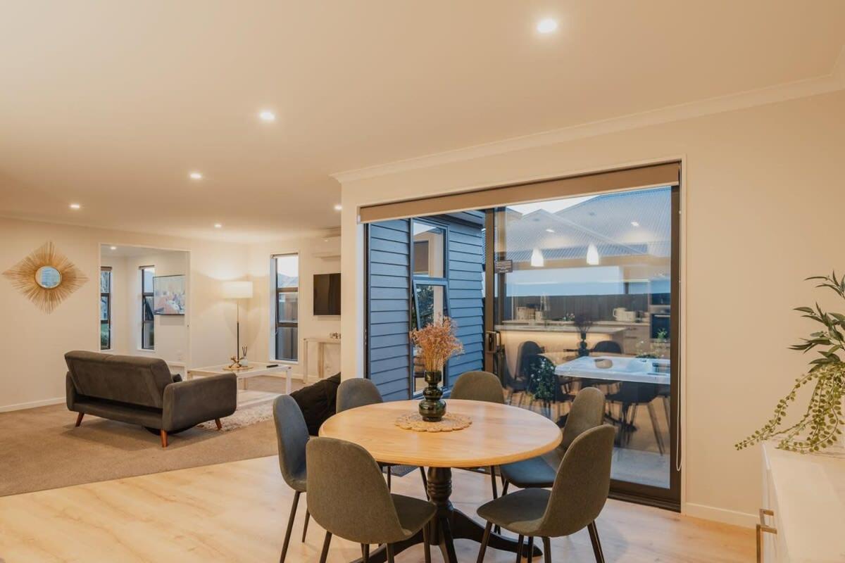 Elegant 3Br Home On Mustang Avenue Christchurch Eksteriør bilde
