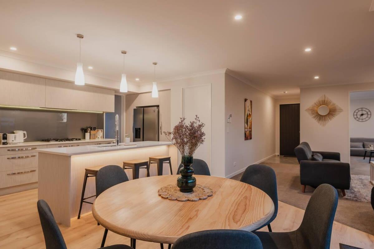 Elegant 3Br Home On Mustang Avenue Christchurch Eksteriør bilde